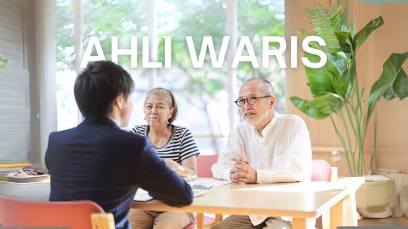 Orang tua sedang berkonsultasi dengan petugas layanan hukum tentang ahli waris